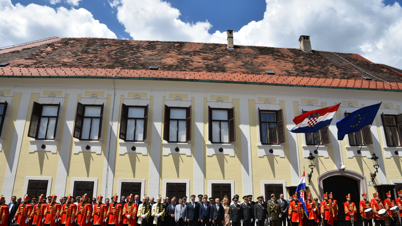 PM, defence minister praise revived guard changing ceremony outside gov't